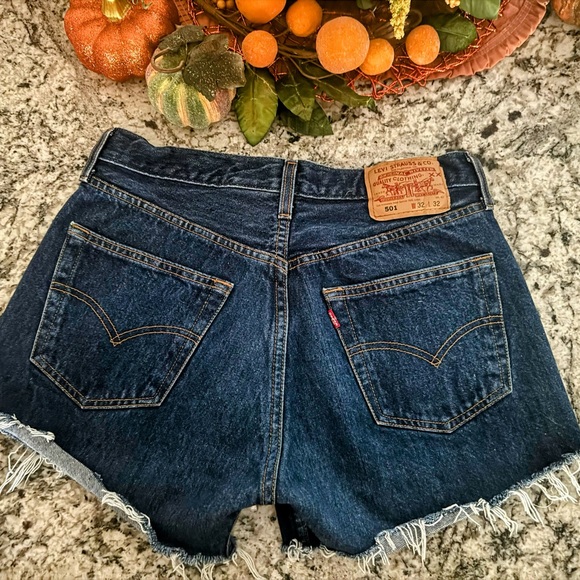 Levi’s Denim Dark Wash Blue Jean Cutoffs  Shorts Women’s Size 32 euc - Picture 2 of 11